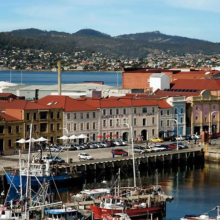 The Henry Jones Art Hotel Hobart Buitenkant foto The battery, with the city in the background