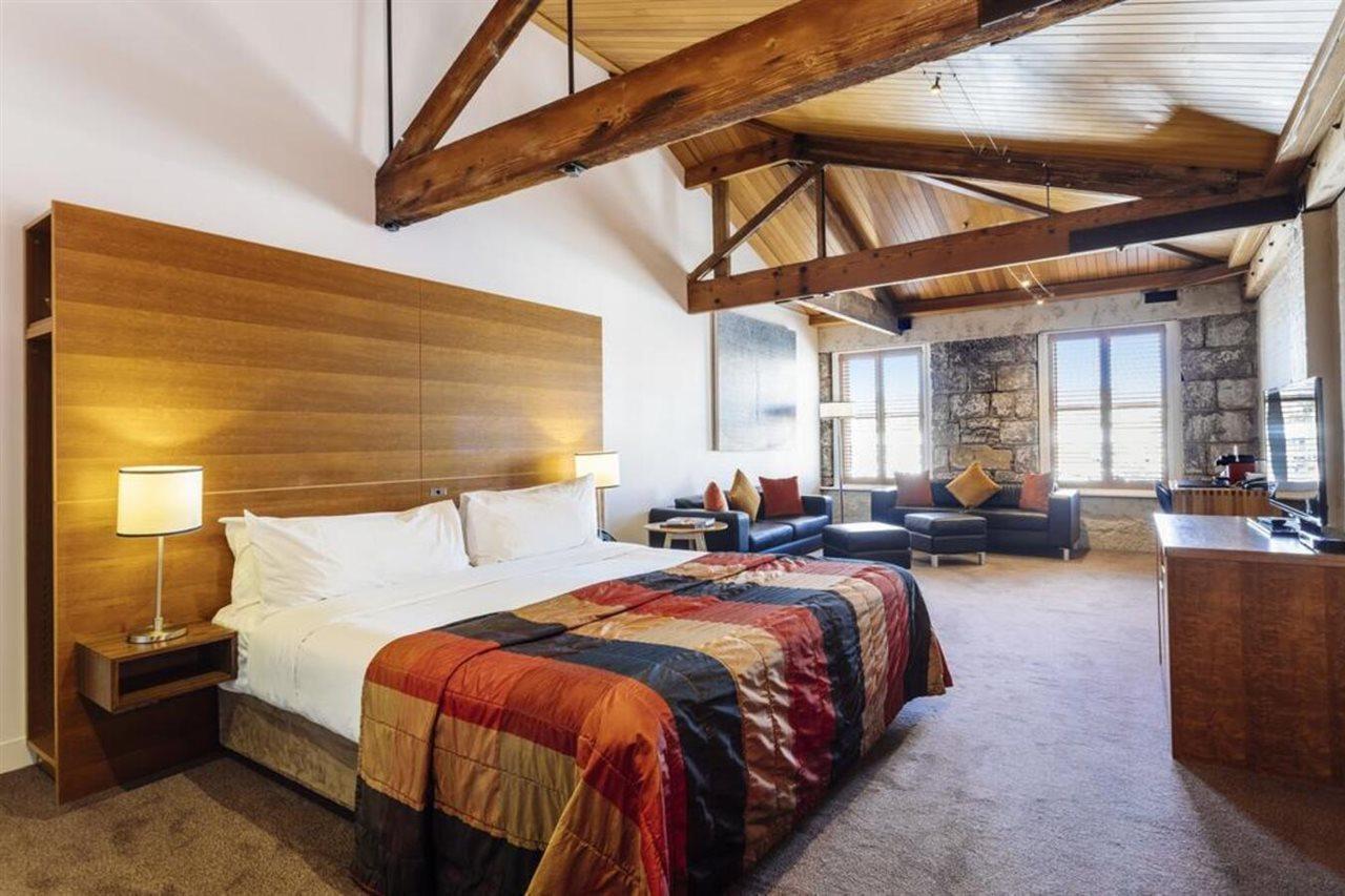 The Henry Jones Art Hotel Hobart Buitenkant foto A room at the hotel