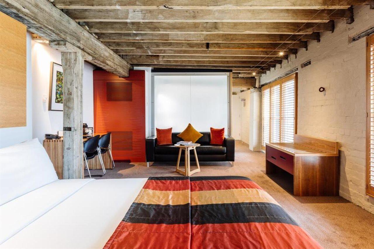 The Henry Jones Art Hotel Hobart Buitenkant foto The interior of a one-bedroom apartment at the hotel