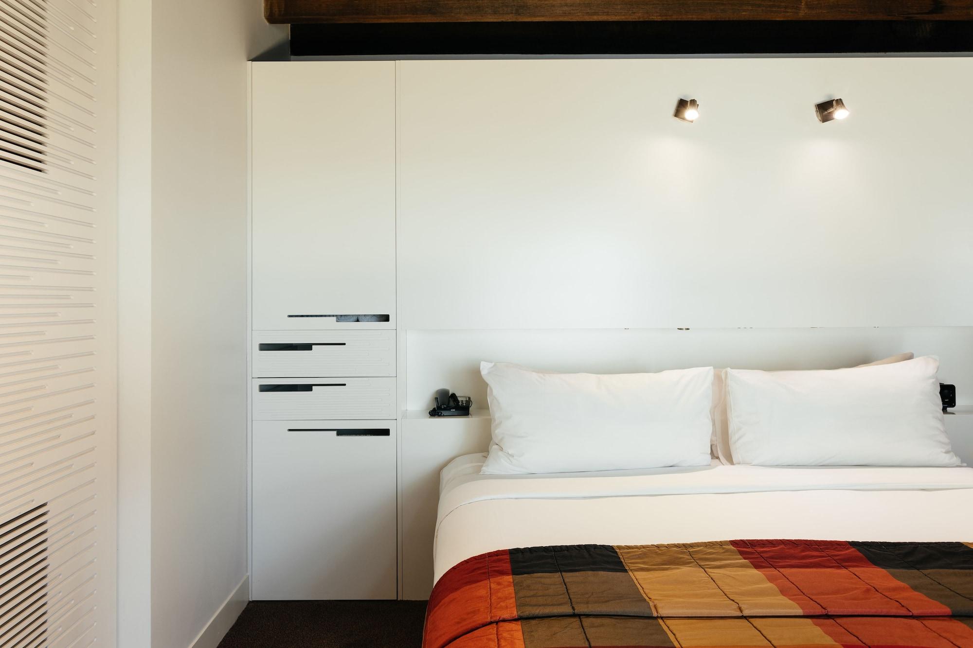 The Henry Jones Art Hotel Hobart Buitenkant foto A bedroom at the hotel