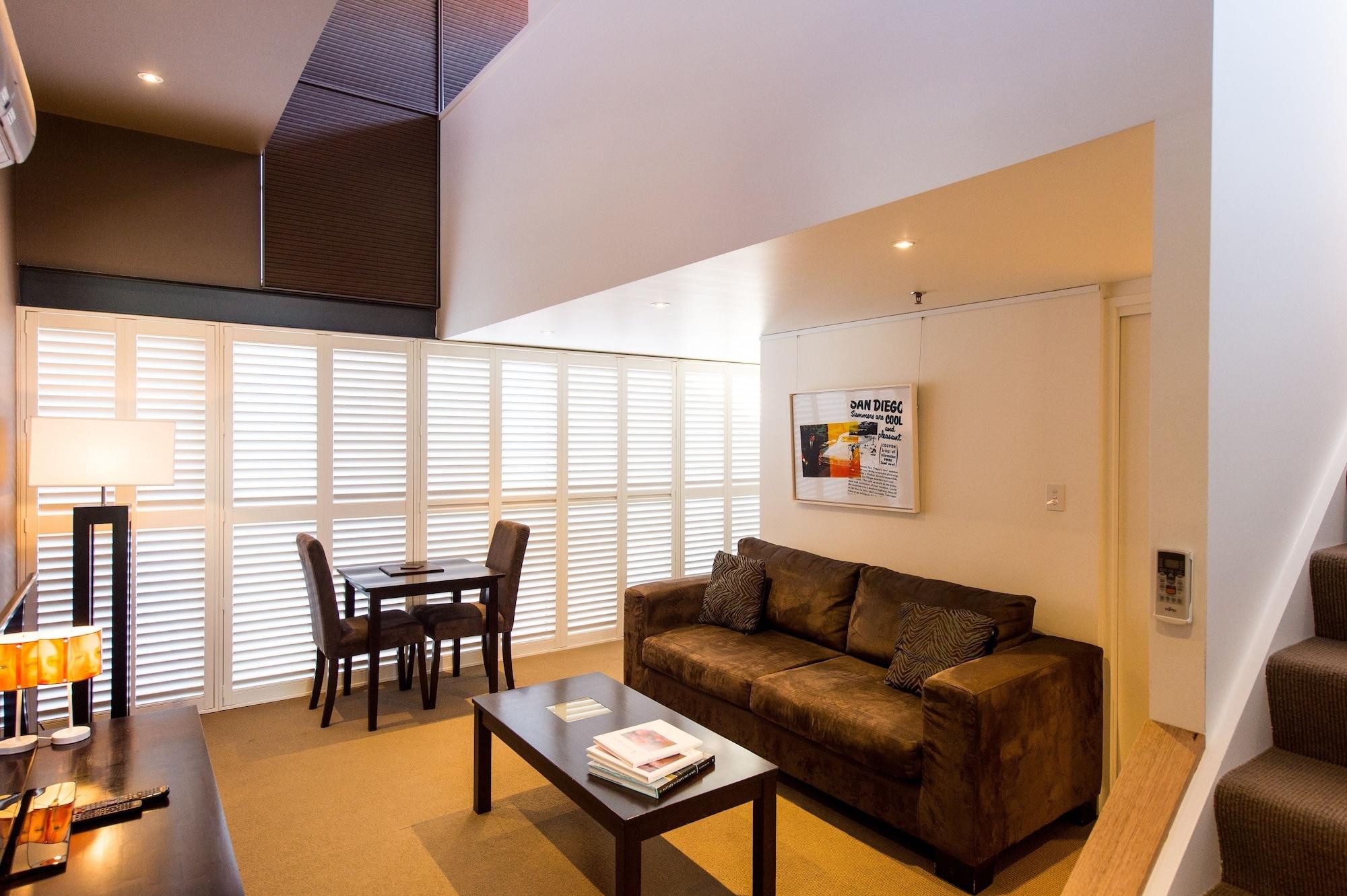 The Henry Jones Art Hotel Hobart Buitenkant foto A living room in a typical apartment