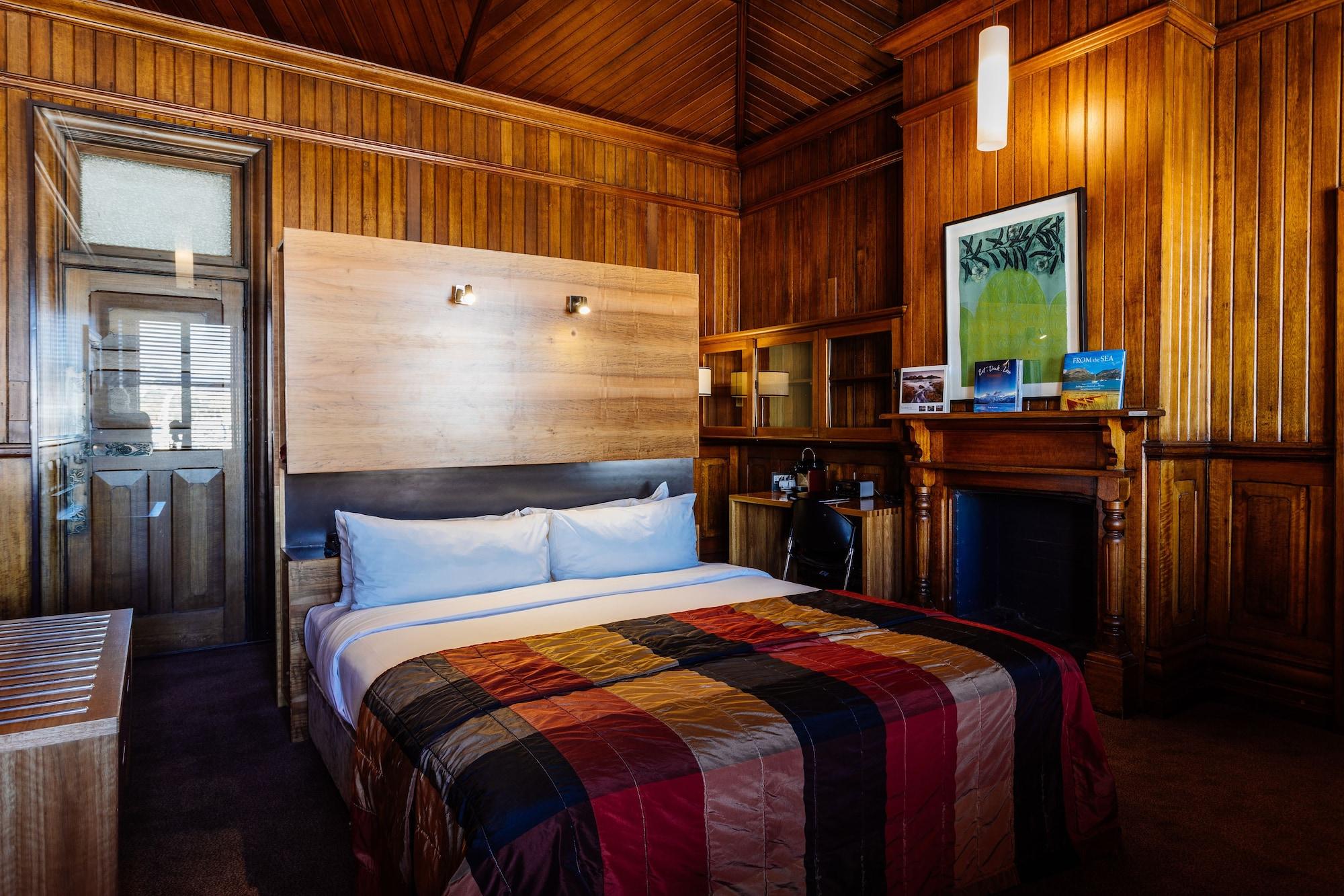 The Henry Jones Art Hotel Hobart Buitenkant foto A room at the hotel