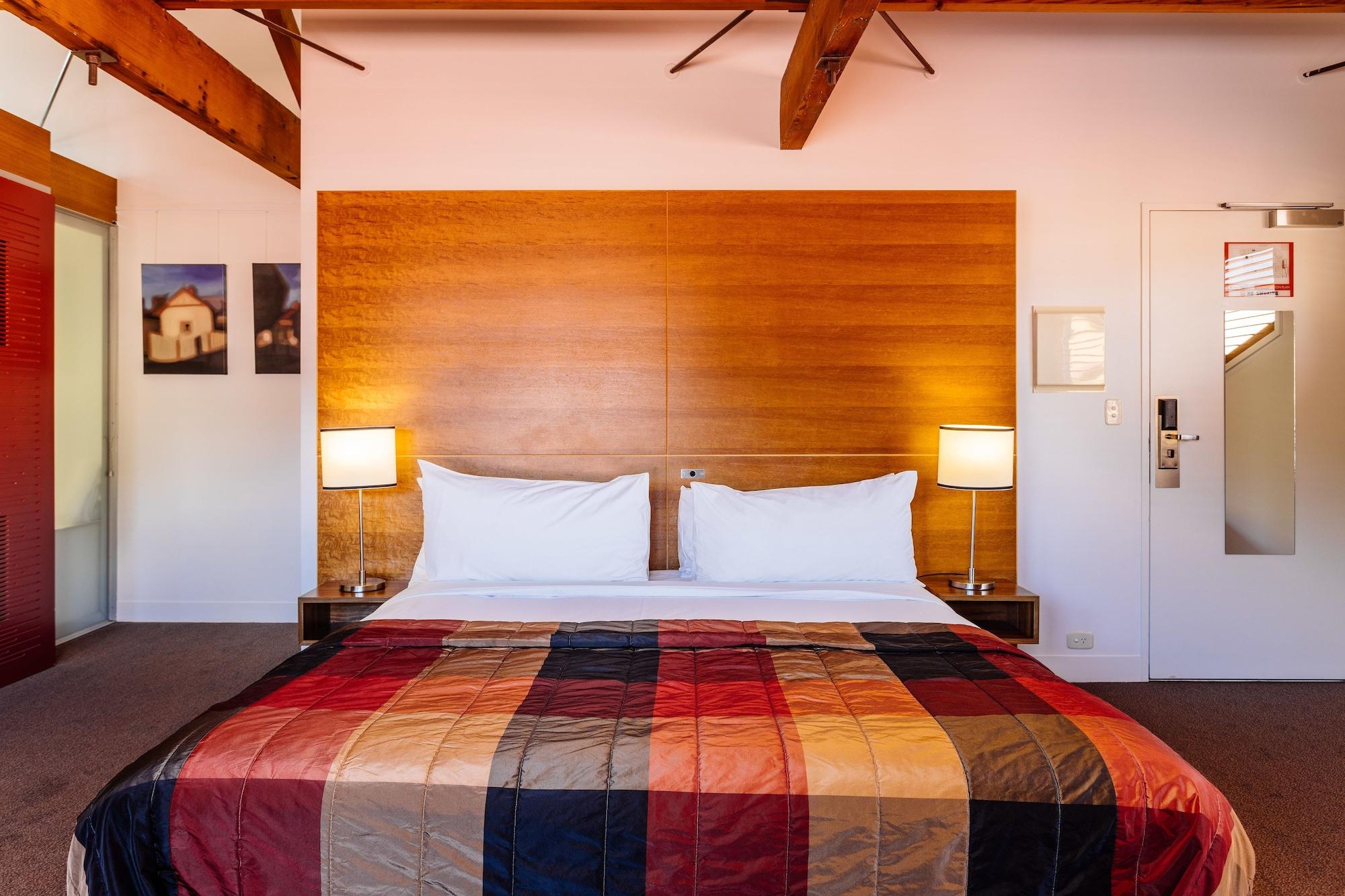 The Henry Jones Art Hotel Hobart Buitenkant foto A bedroom at the hotel