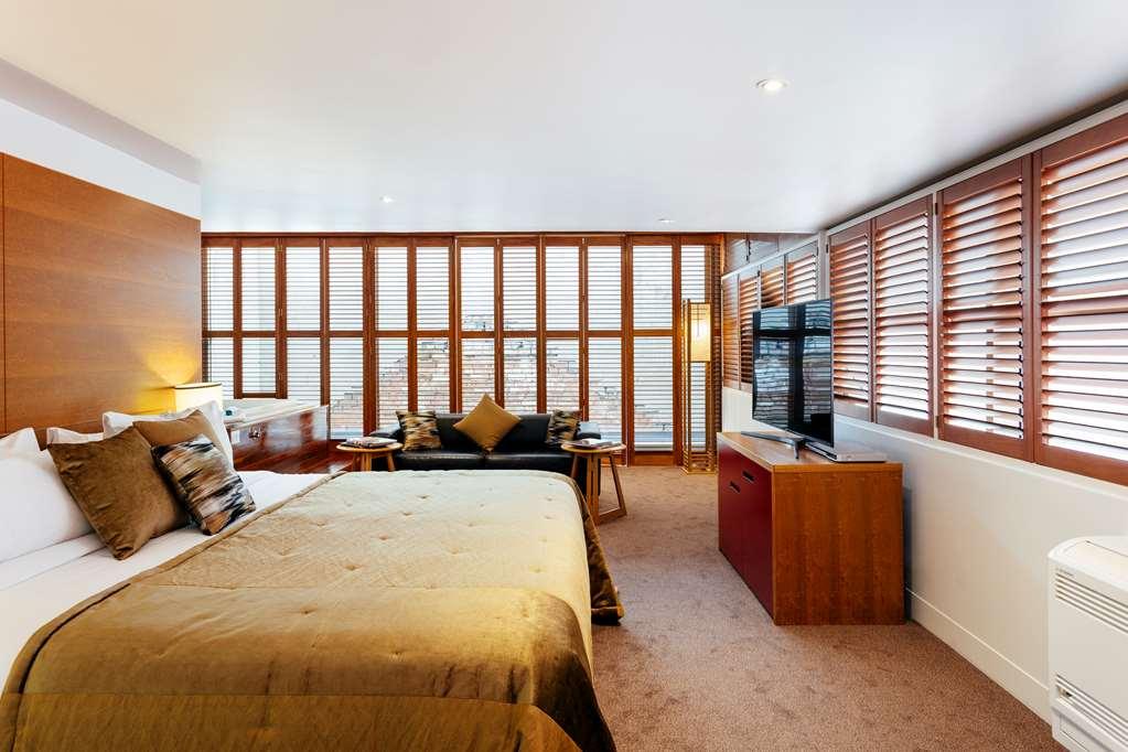 The Henry Jones Art Hotel Hobart Kamer foto A bedroom at the hotel