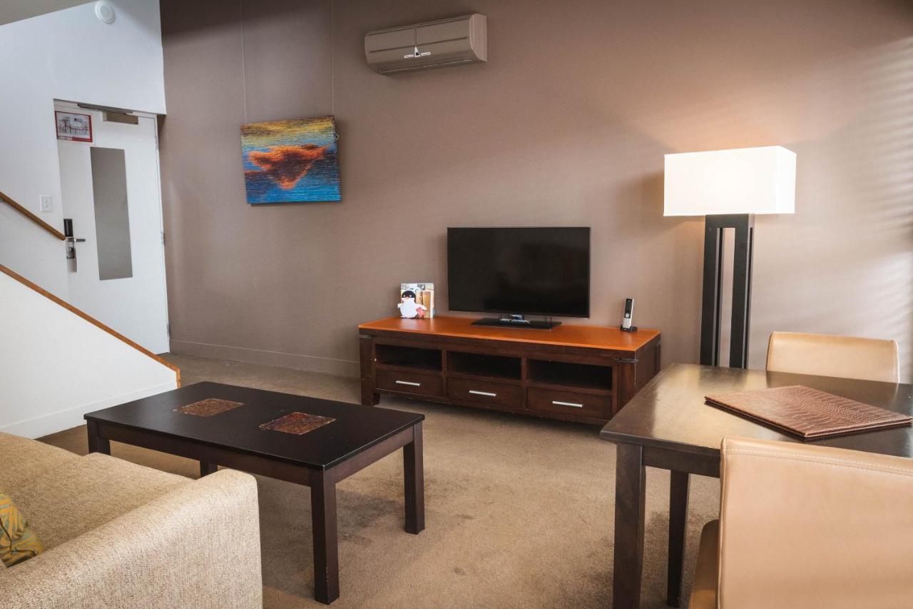 The Henry Jones Art Hotel Hobart Buitenkant foto A living room in a typical apartment at the Village at Grand Traverse Commons