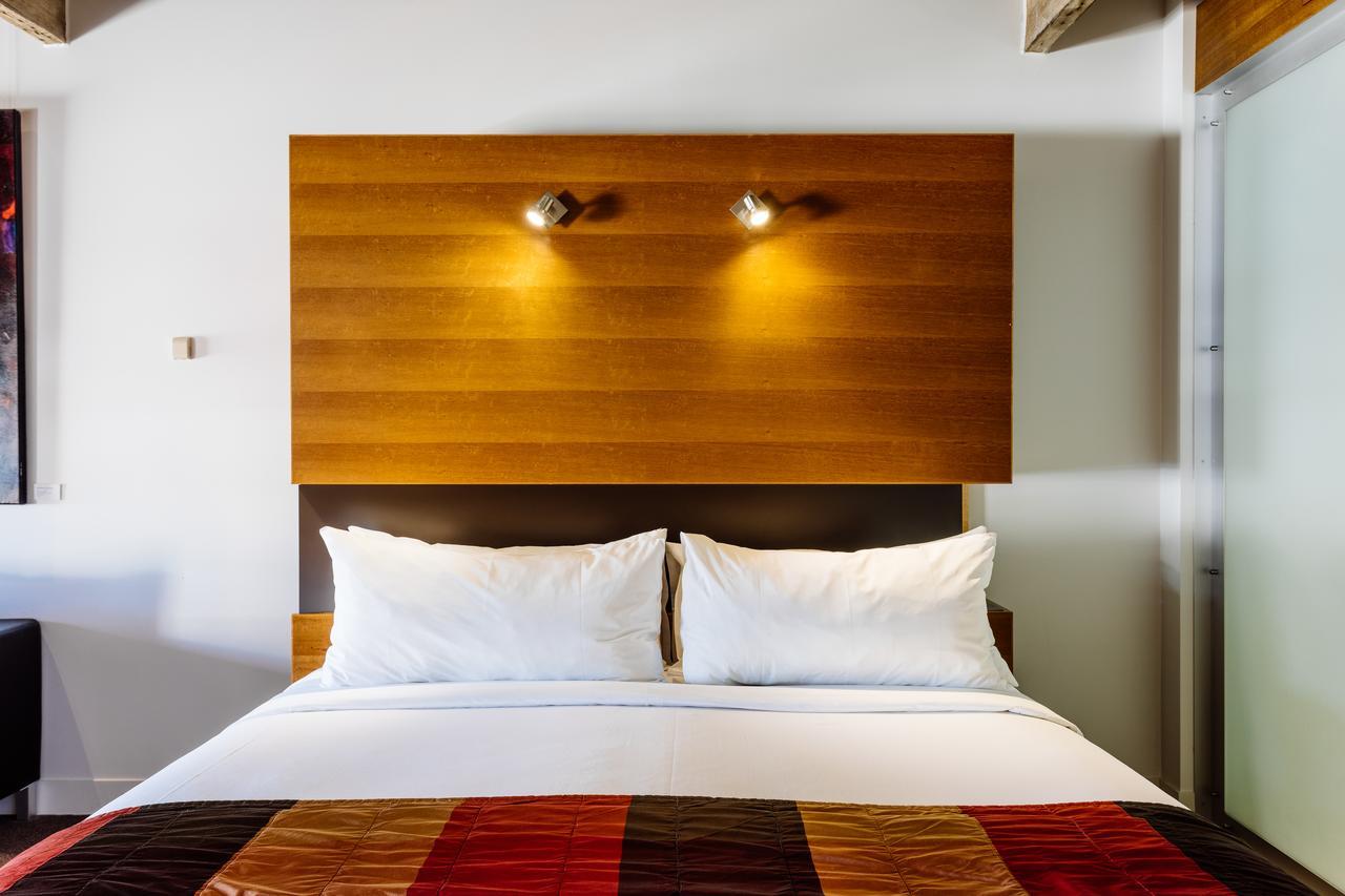 The Henry Jones Art Hotel Hobart Buitenkant foto A bed with two pillows