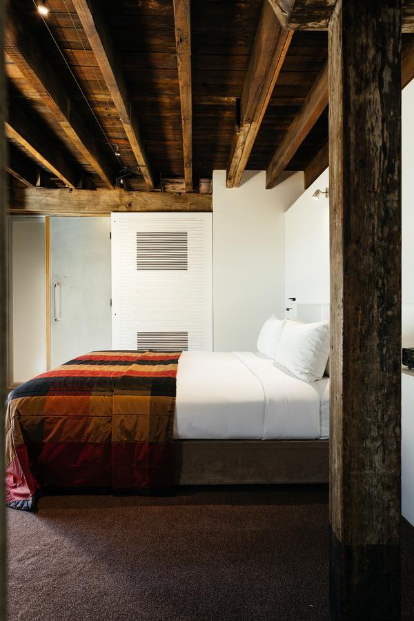 The Henry Jones Art Hotel Hobart Buitenkant foto A room at the hotel