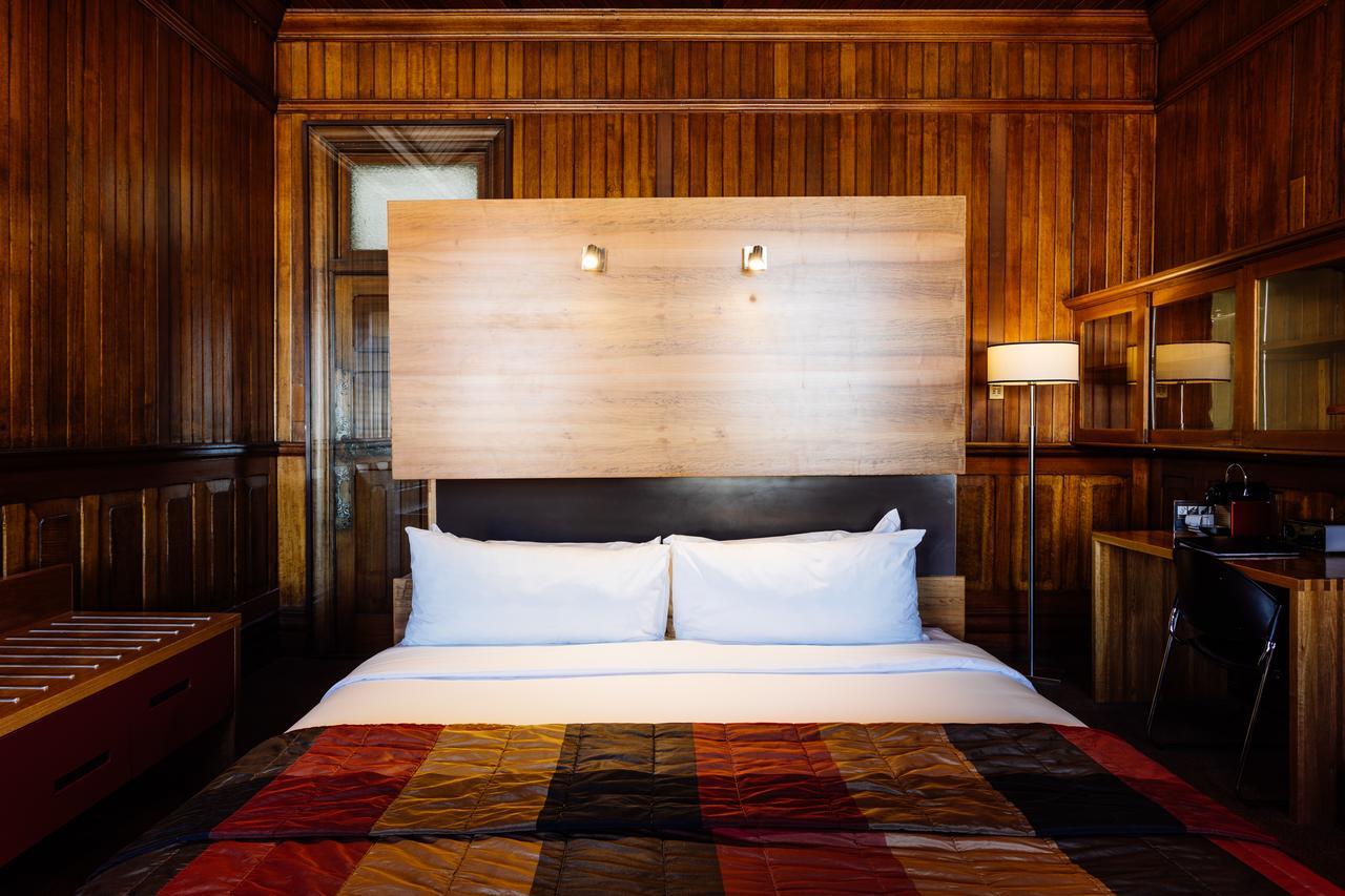 The Henry Jones Art Hotel Hobart Buitenkant foto A room at the hotel