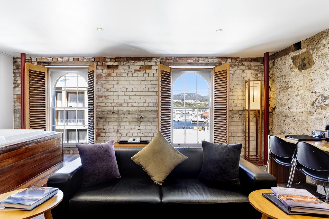 The Henry Jones Art Hotel Hobart Buitenkant foto The interior of a suite at the hotel
