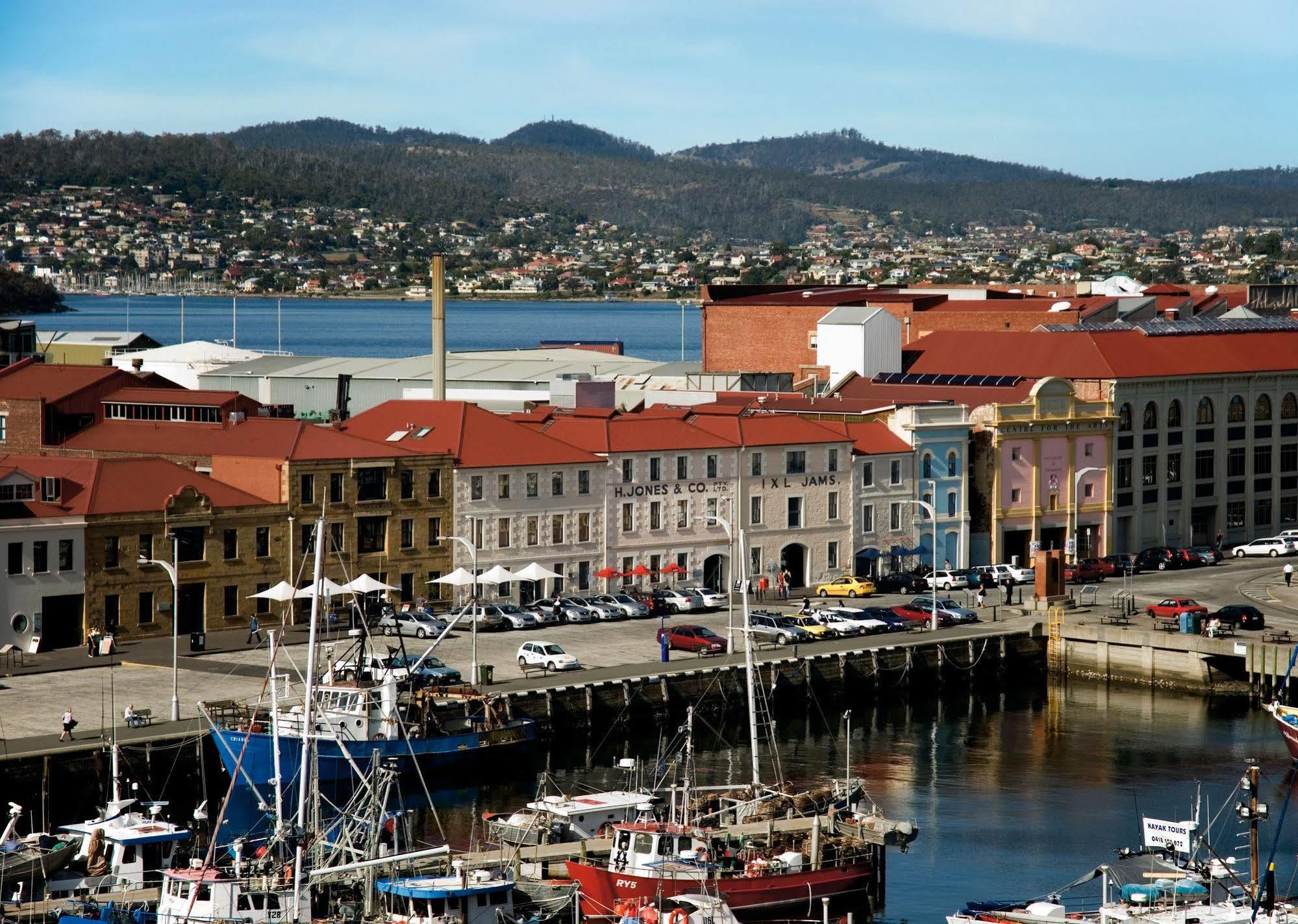 The Henry Jones Art Hotel Hobart Buitenkant foto The battery, with the city in the background